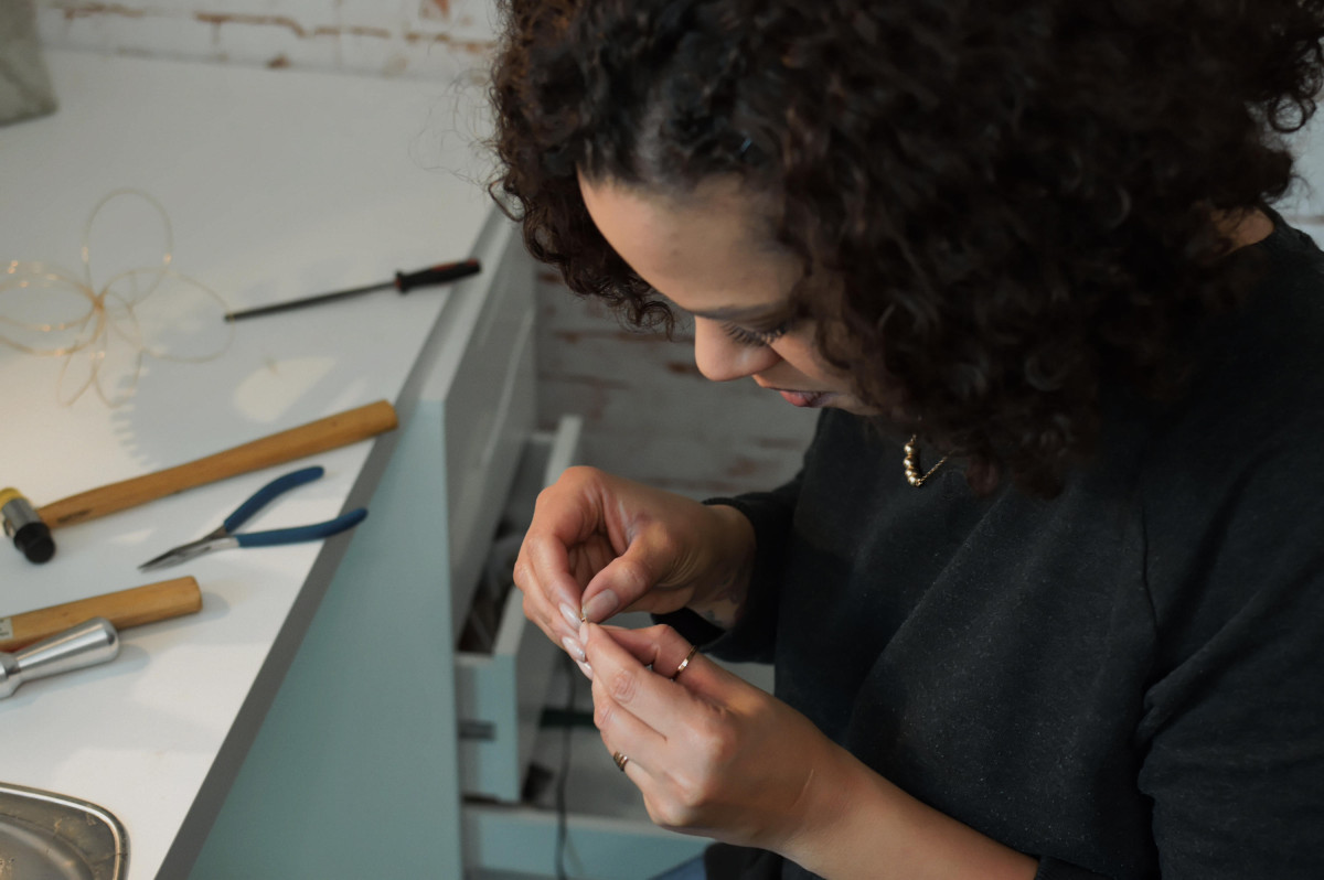 Esther Ajai bei der Arbeit