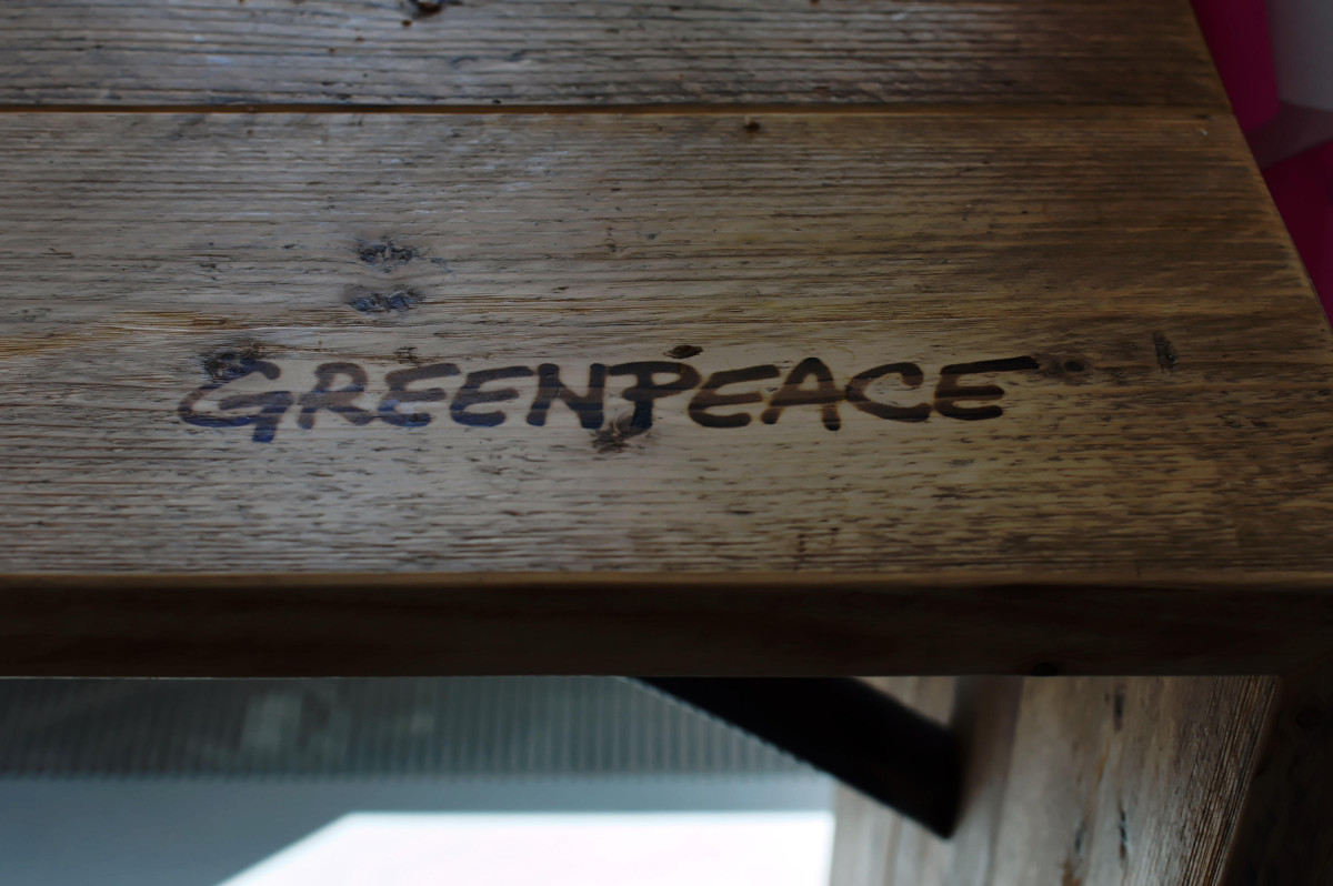 Tisch mit Greenpeacelogo